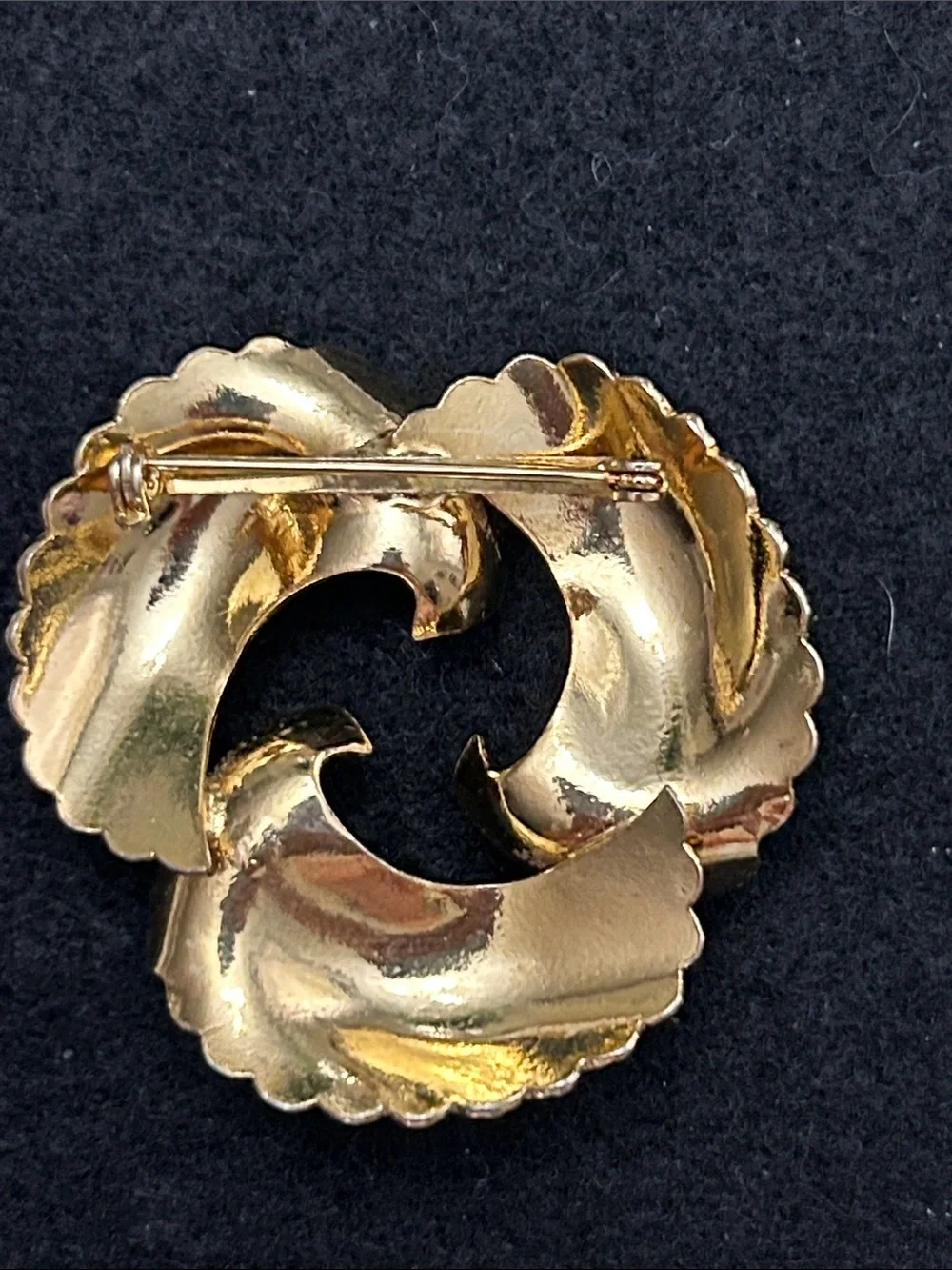 Gold Tone Swirl Textured Feather Leaf Brooch - Women’s Vintage Jewelry